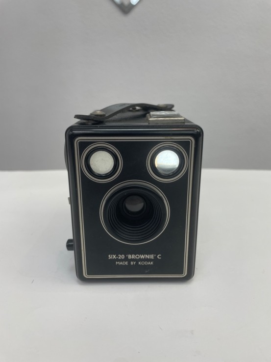 1-1-270426-2-Cámara Gran Formato Kodak Brownie Target Six-20 De Los Años 50 