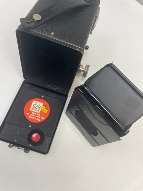 1-1-270426-4-Cámara Gran Formato Kodak Brownie Target Six-20 De Los Años 50 