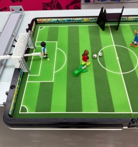 8-8-77051-1-Playmobil Airgamboys Campo De Futbol 2