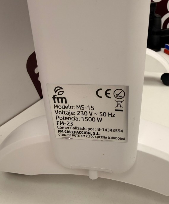 8-8-77040-5-Radiador Electrico FM blanco y negro