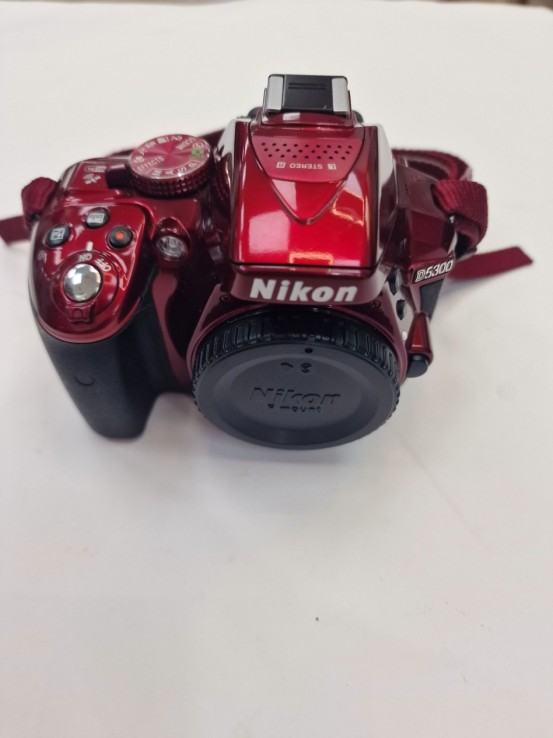 1-1-269282-1-Cámara digital réflex Nikon D5300 Roja 3 Baterias