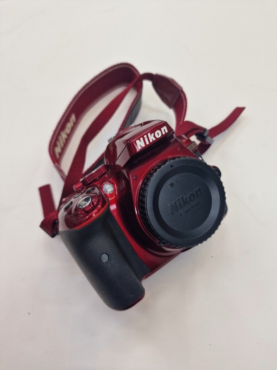 1-1-269282-2-Cámara digital réflex Nikon D5300 Roja 3 Baterias