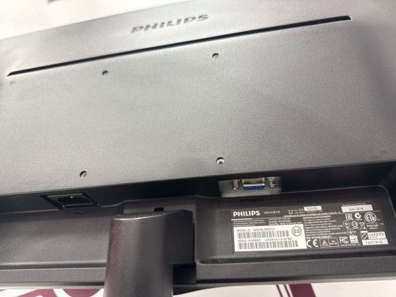 8-8-77482-3-Monitores LED 22 Phillips 223V5LSB2 10