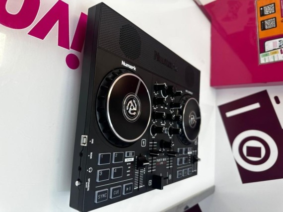 9-9-76864-3-Mesa DJ Numark Party Mix 