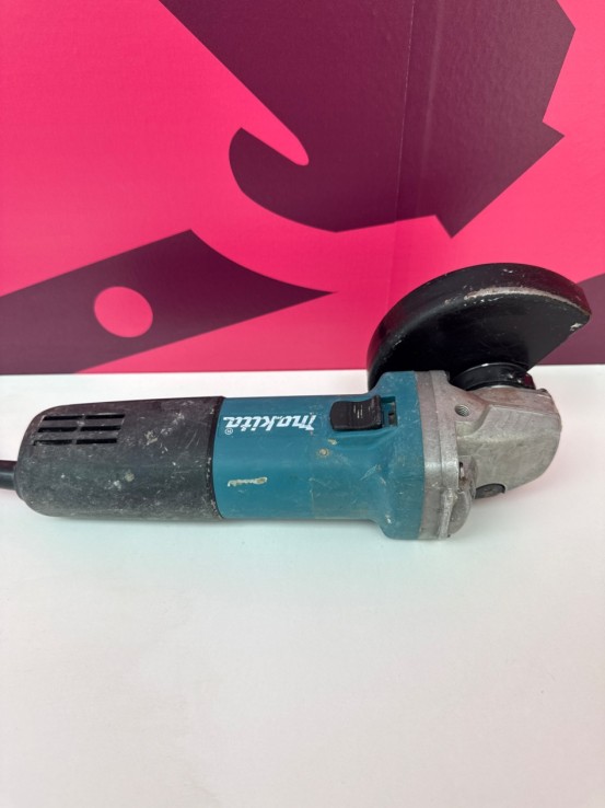 8-8-76795-4-Radial Makita 9557HNR 115 mm 840W (SIN GARANTIA)