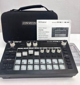 1-1-272987-1-Equipamiento DJ Roland MC-101 Groovebox 