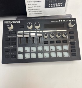 1-1-272987-1-Equipamiento DJ Roland MC-101 Groovebox  2