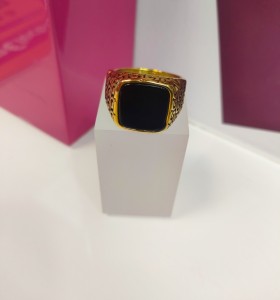 6-9-75513-1-Anillo acero dorado con piedra negra cuadrada T25
