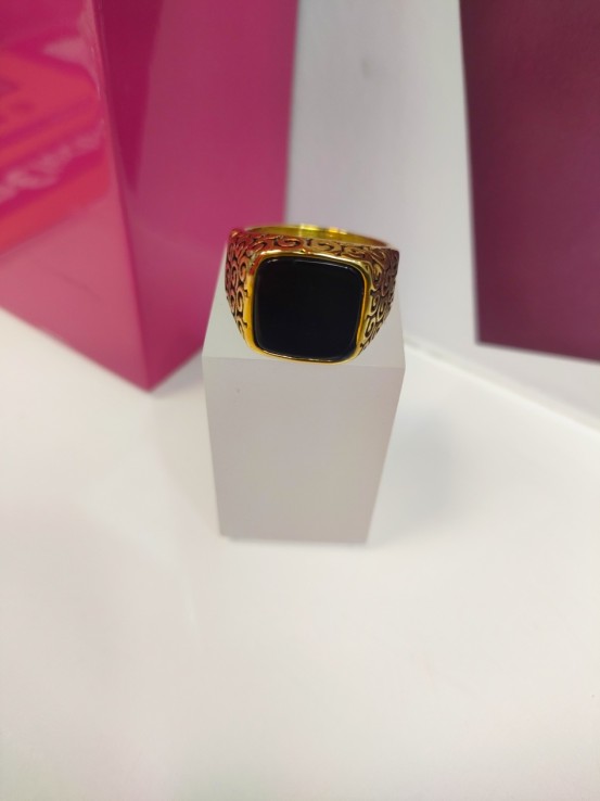 6-9-75513-1-Anillo acero dorado con piedra negra cuadrada T25