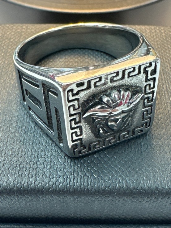 6-9-75559-1-Anillo acero plateado con simbolo de versace T28