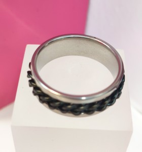 6-9-75812-1-Anillo acero plateado con diseño de cadena negra en el centro giratoria T24