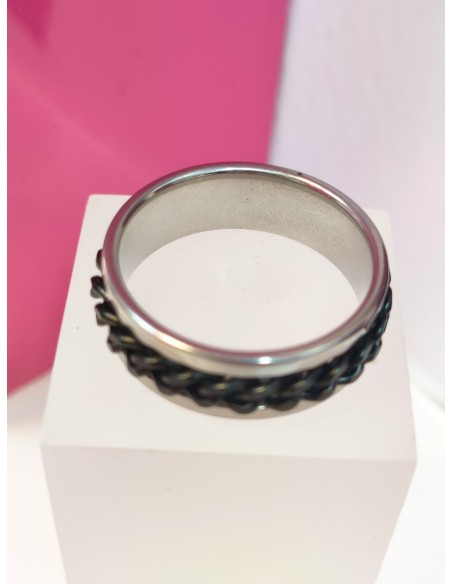 6-9-75812-1-Anillo acero plateado con diseño de cadena negra en el centro giratoria T24