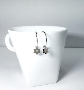 6-2-93132-1-Pendientes aro con flor 17 mm