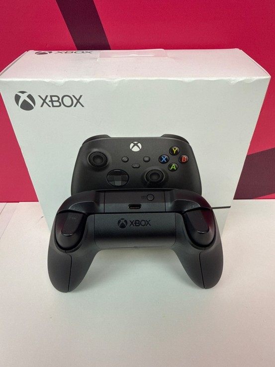 8-8-77377-3-Mando Xbox Series S