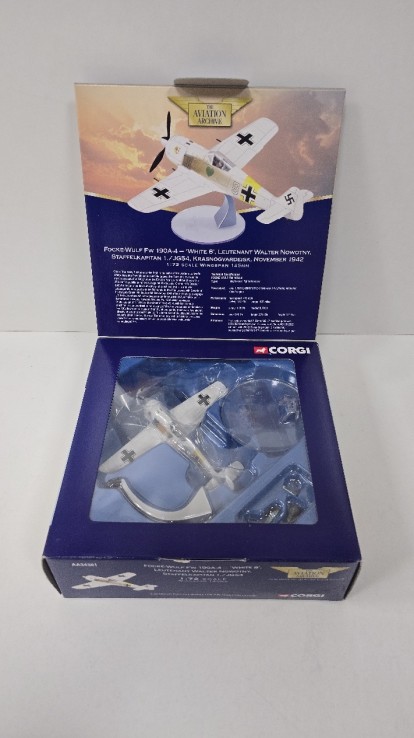 1-1-251636-2-Bebé y juguetes Corgi Focke-Wulf FW190 A-4 White 8 Leutenant W Nowotny - JG54 AA34301
