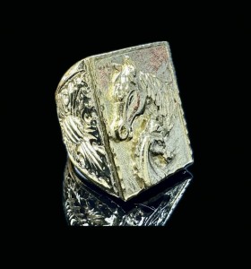 1-1-149908-3-Anillo sello plata bañado en oro 18K caballo rectangular 2
