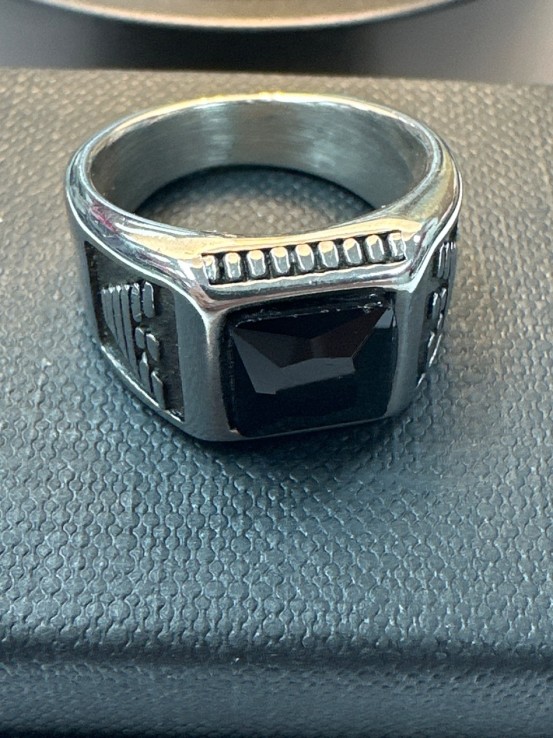 1-9-75532-1-Anillo acero plateado con piedra negra cuadrada T17