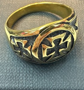 1-9-75573-1-Anillo acero dorado con tres cruces de hierro T32