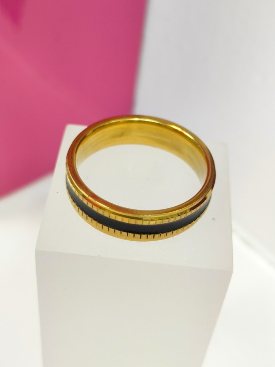 1-9-75765-1-Anillo acero dorado con linea negra fina y cuadros T24