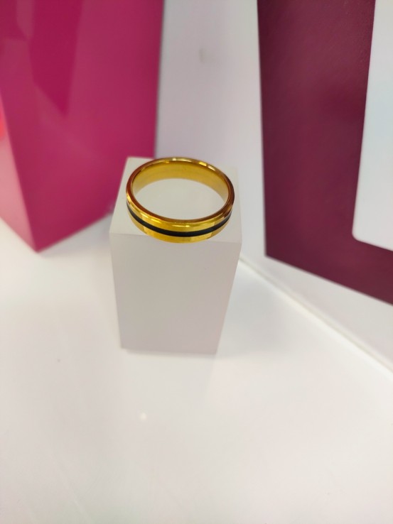 1-9-75772-1-Anillo acero dorado con linea negra fina T27