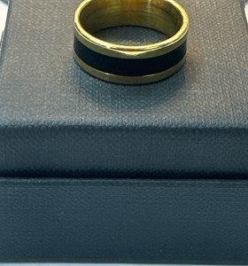 7-9-75728-1-Anillo acero dorado con linea gruesa negra T18