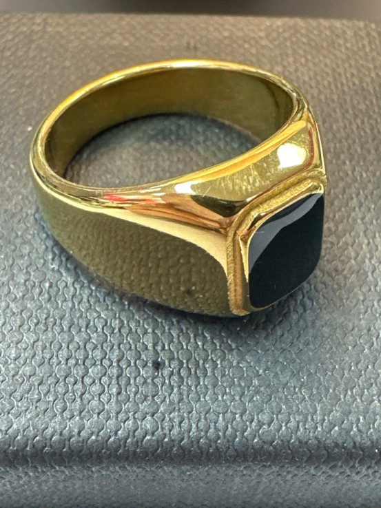 7-9-75530-1-Anillo acero dorado con piedra negra cuadrada T15