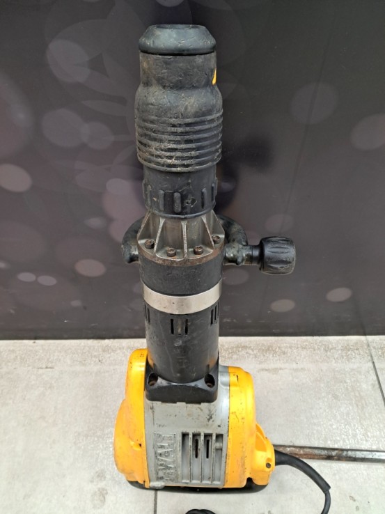 6-6-168765-3-Martillo Electrico Demoledor Dewalt D25940k