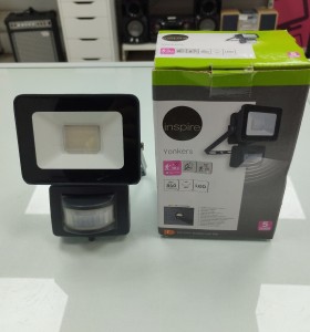 6-6-164615-1-Electricidad Luz de exterior con sensor de movimiento led 10w 840lm