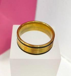 6-9-75805-1-Anillo acero dorado con dos lineas negras en los bordes T21
