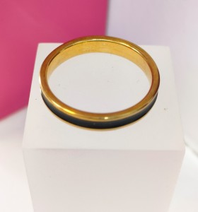 6-9-75833-1-Anillo acero dorado con linea negra T24