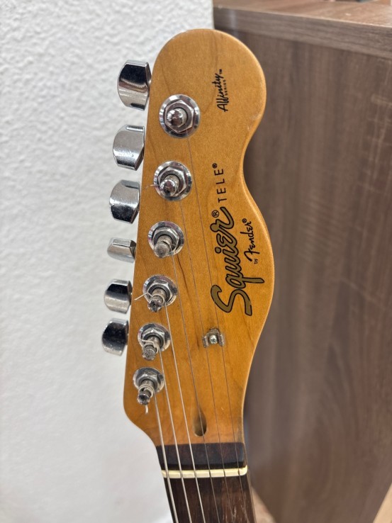 1-1-272950-2-Guitarra Electrica Squier By Fender Candy Apple Red