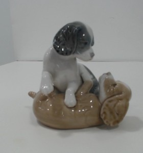 8-6-117783-1-figura porcelana de perros jugando de NAO
