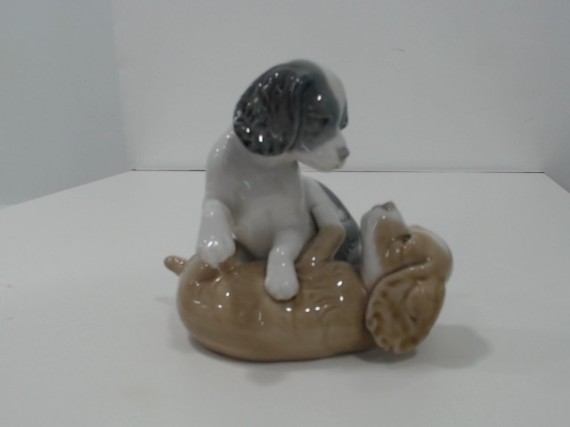 8-6-117783-1-figura porcelana de perros jugando de NAO