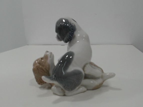 8-6-117783-2-figura porcelana de perros jugando de NAO