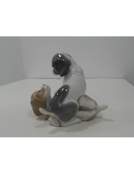 8-6-117783-2-figura porcelana de perros jugando de NAO