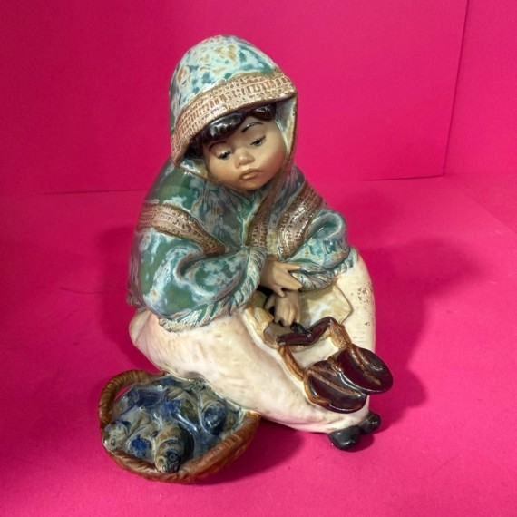 8-8-33901-4-Figura lladro vendedora de pescado 