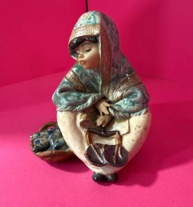 8-8-33901-4-Figura lladro vendedora de pescado  2