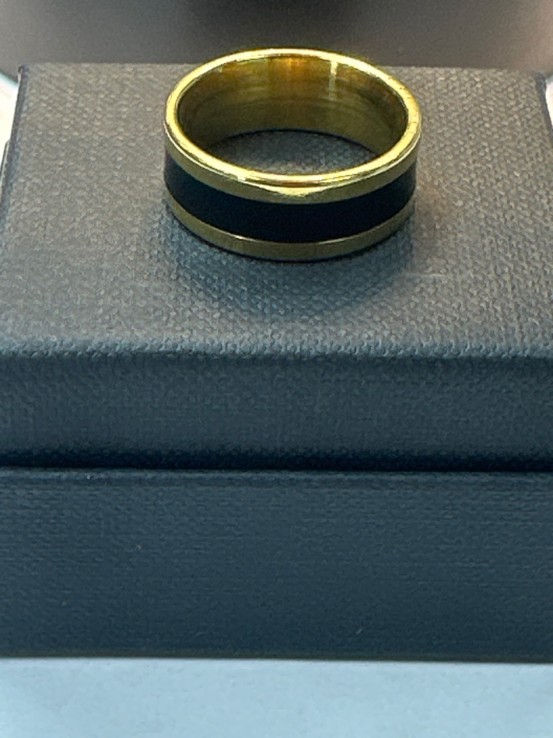 7-9-75728-1-Anillo acero dorado con linea gruesa negra T18