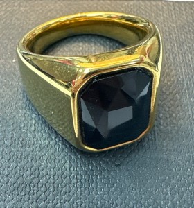 8-9-75517-1-Anillo acero dorado con piedra negra cuadrada T16