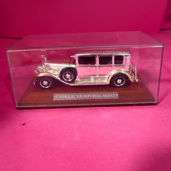 8-8-73861-1-Coche metal Cadillac V8 Imperial Sedan
