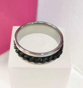 8-9-75758-1-Anillo acero plateado con linea negra gruesa cadena T24
