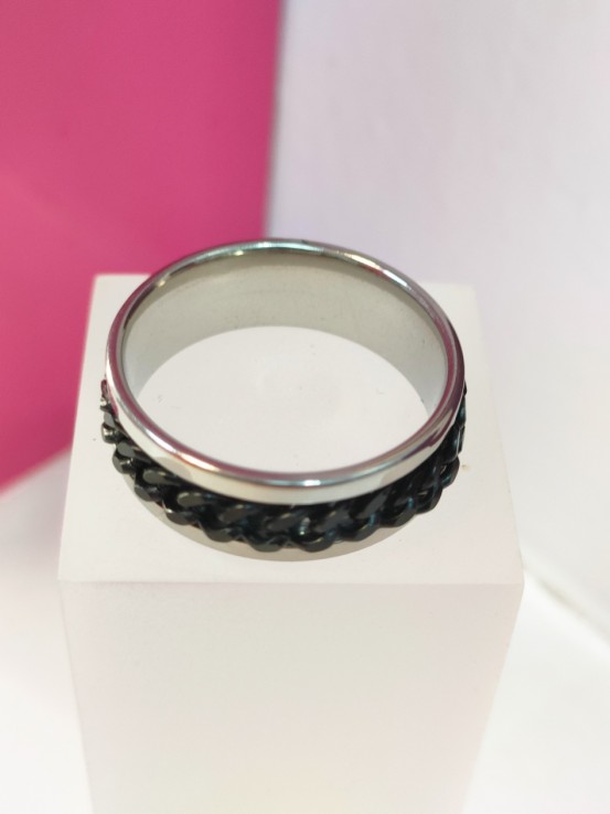 8-9-75758-1-Anillo acero plateado con linea negra gruesa cadena T24