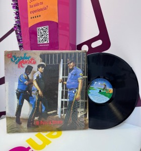9-9-74887-1-Vinilo El cazador Novato, el policia novato