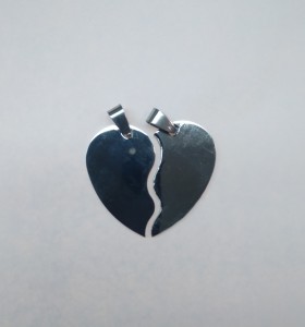 9-9-56868-1-Bisuteria Colgante Corazon partido 2 acero