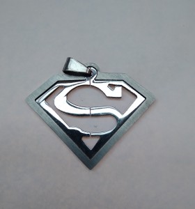 9-9-56870-1-Bisuteria Colgante superman acero