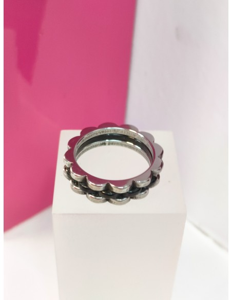 9-9-75836-1-Anillo acero plateado con linea negra y diseño T18