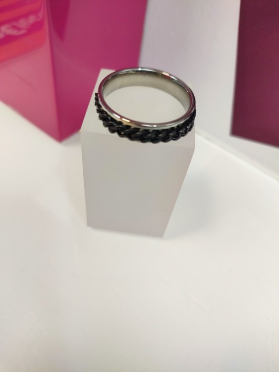 9-9-75756-1-Anillo acero plateado con linea negra gruesa cadena T30