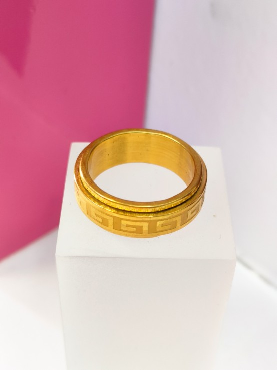 9-9-75810-1-Anillo acero dorado con linea giratoria en el centro y diseño de greca T18
