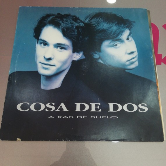 7-7-68610-1-Cosa de dos a ras del suelo