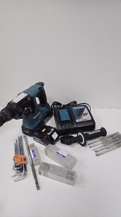 7-1-252839-1-Martillo A Bateria Makita DHR243